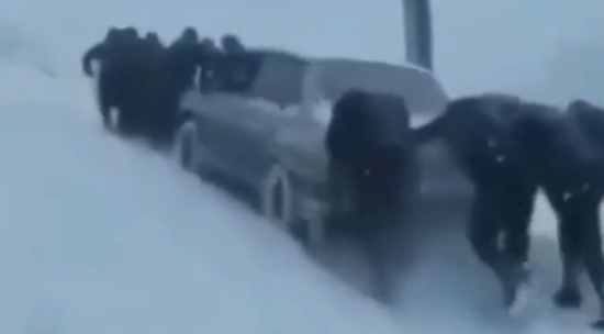 Женщины в Дагестане вытащили застрявшую в снегу машину: видео
