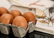 Шеф-повар, блогер и автор книги кулинарных рецептов Майк Хейс назвал рассказал о неожиданном, но удобном способе разбивать яйца