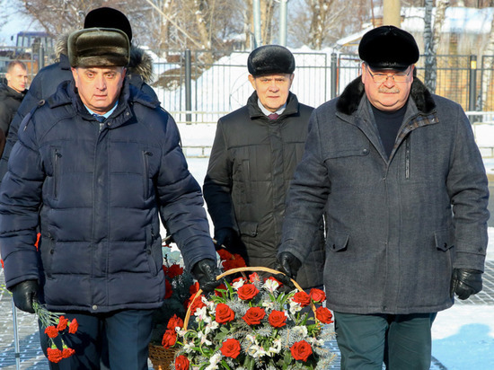 Олег Мельниченко возложил цветы к памятнику «Героям блокадного Ленинграда»