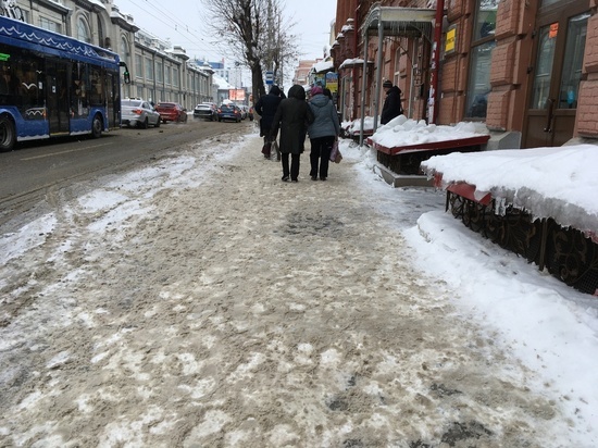 Улицы в Саратове убирают от снега после жалоб в СМИ