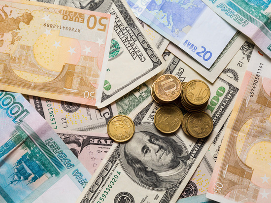 Россияне стали массово избавляться от валюты на фоне роста курсов доллара и евро