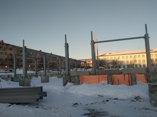 Рабочие начали монтировать физкультурный комплекс в Заозерске