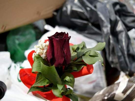 Под Кировом торговцы цветами ликвидировали стихийную свалку