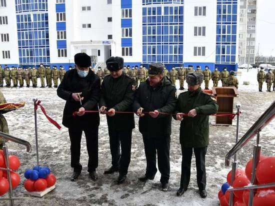 В Курчатове Курской области семьи военнослужащих получили ключи от 40 квартир
