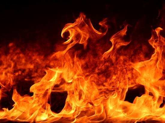 Пожарные эвакуировали двух человек из горящей квартиры в Чите