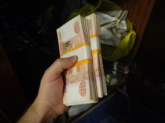 Саратовская пенсионерка отдала незнакомому человеку 700 тысяч рублей