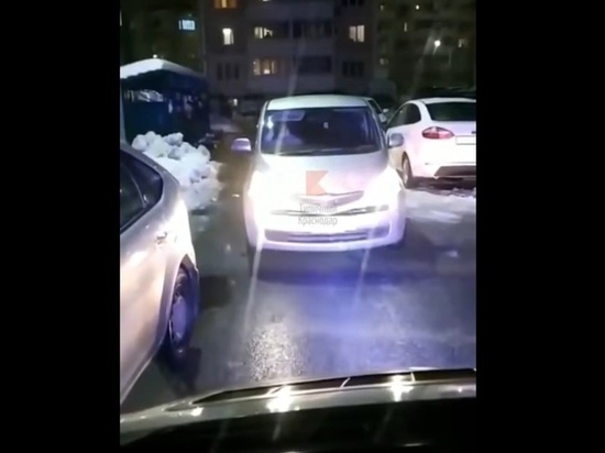Женщина-водитель в Краснодаре не пропустила скорую на вызов
