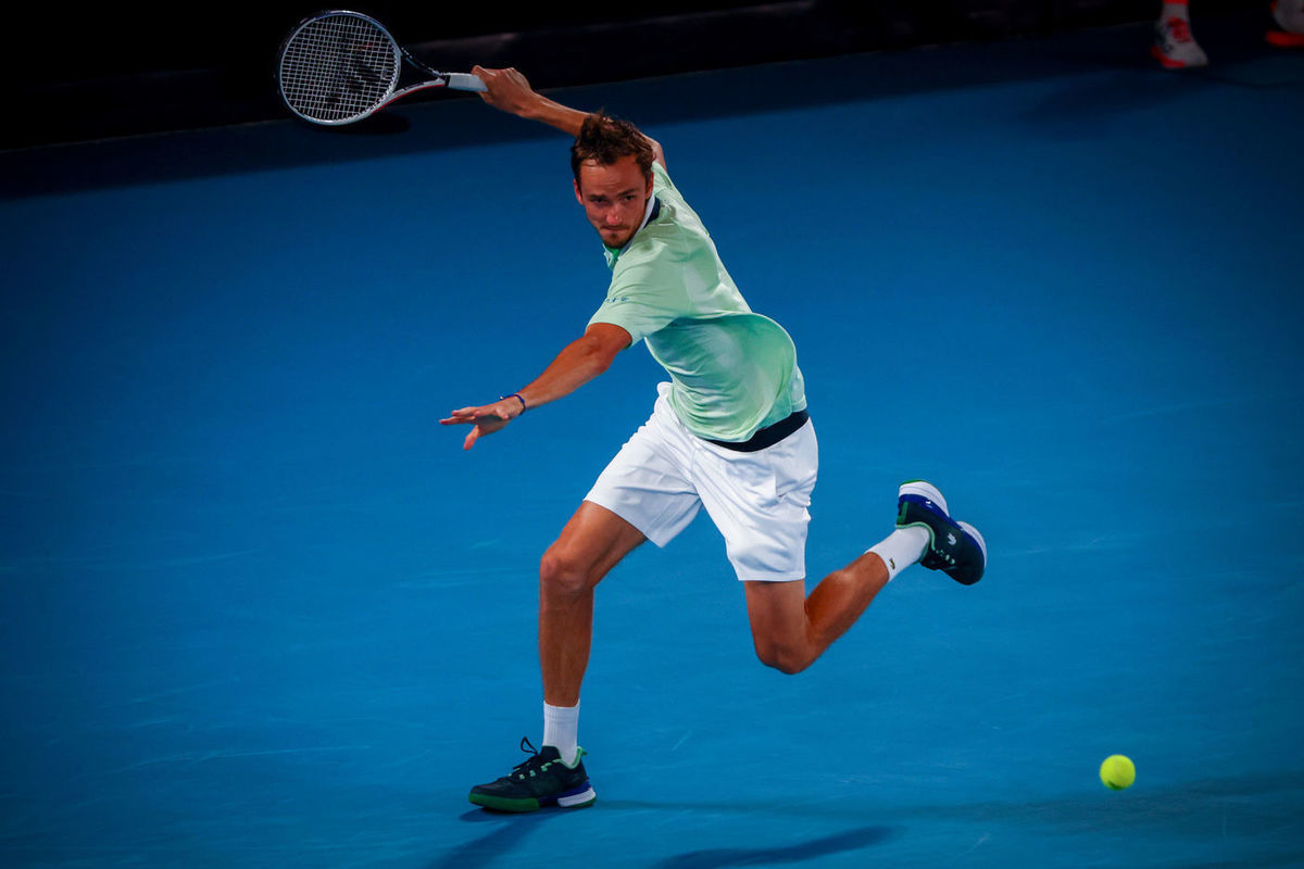 Медведев выиграл у Циципаса первый сет в полуфинале Australian Open