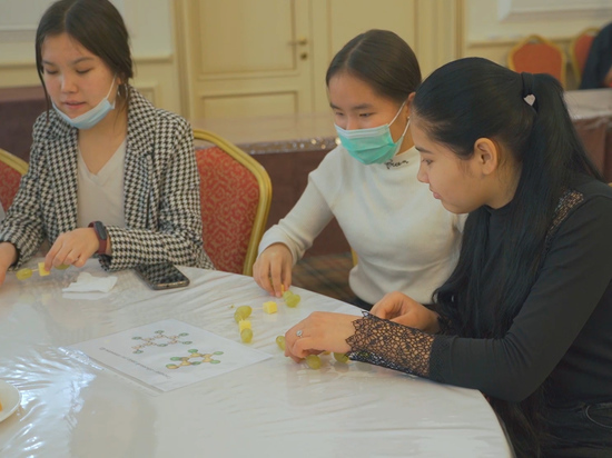 Ученая Асель Сартбаева провела мастер-классы по химии для 300 школьниц из Бишкека