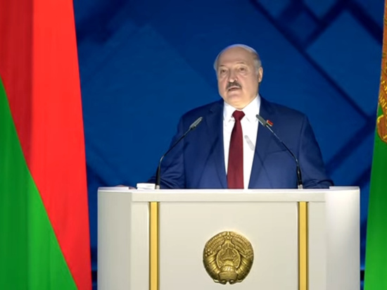 Лукашенко попросил "не париться" по поводу поглощения Белоруссии Россией