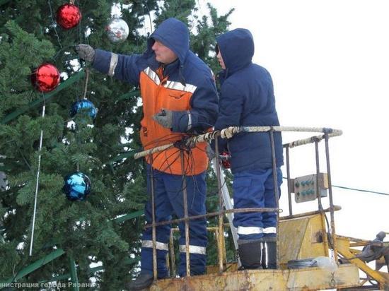 В Рязани убирают новогодние ёлки