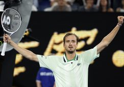 Наорал на судью и выиграл: Даниил Медведев вышел в финал AO-2022