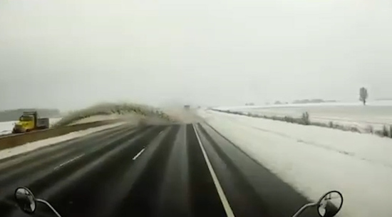 Снегоуборочная машина в США спровоцировала крупную аварию: видео
