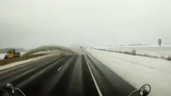 Снегоуборочная машина в США спровоцировала крупную аварию: видео