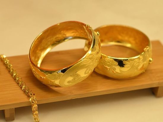 Почему чернеет золото на теле человека: чистим золотые украшения в домашних условиях