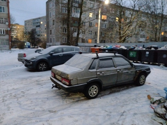 Смоленское МБУ «СпецАвто» просит не парковаться на контейнерных площадках