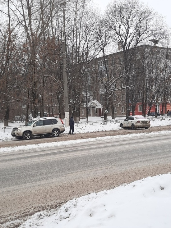 Два автомобиля не поделили дорогу на проспекте Победы в Твери