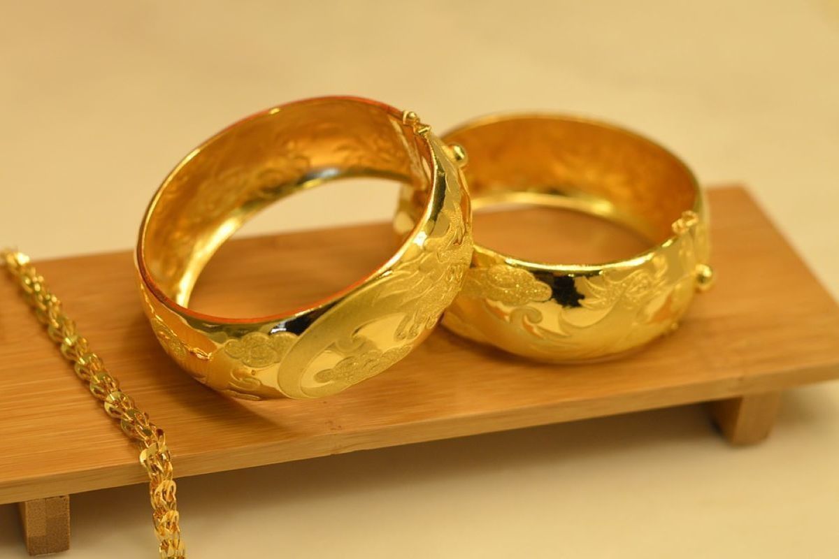 Почему чернеет золото на теле человека: чистим золотые украшения в домашнихусловиях - МК Калмыкия