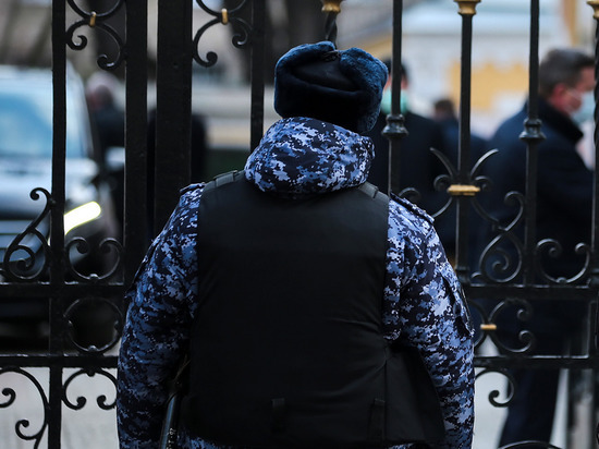 Бойцы СОБРа в Москве жестко наказали омоновца, который пнул пенсионерку