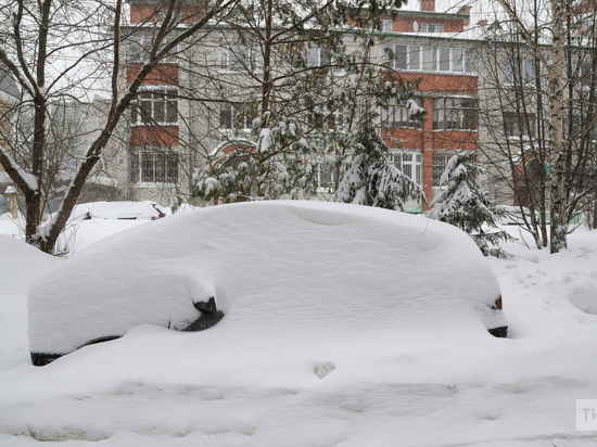 Глава МЧС Татарстана рекомендует при наступающей оттепели и перепадах температуры быть внимательными: пешеходам и водителям.