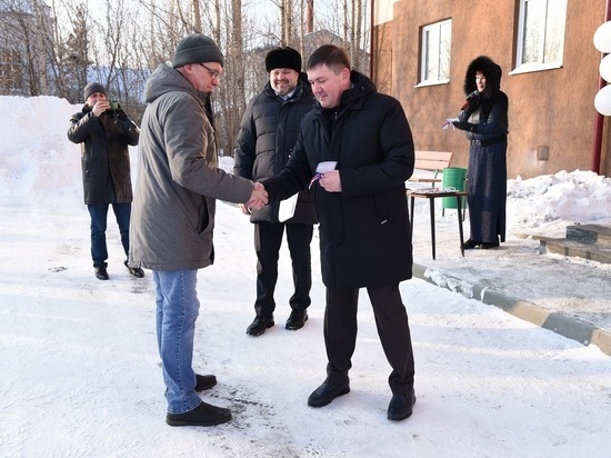 Шмыков вручил ключи от новых квартир льготникам и переселенцам из аварийного жилья
