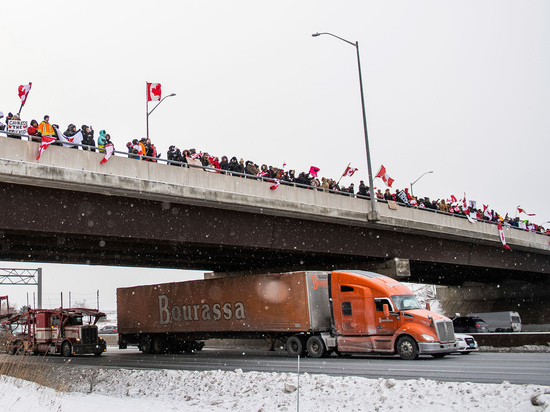 Автоколонна канадских дальнобойщиков, протестующих против коронавирусных ограничений, прибывает в столицу страны Оттаву в субботу, 29 января