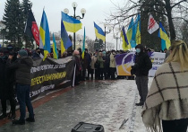 В Киеве накануне возле здания Верховной рады прошел митинг, участники которого обратились к президенту Украины Владимиру Зеленскому с антивоенными лозунгами