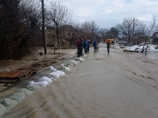 Откачку воды начали в Анапе, чтобы не допустить подтопление домов
