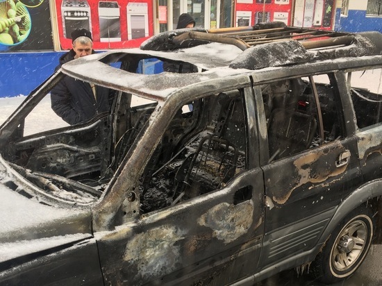 Выйдя из магазина, саратовец обнаружил, что от его машины остался сгоревший остов