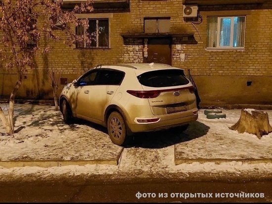 В Астрахани водителя иномарки оштрафовали за парковку на крыльце дома