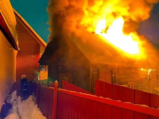 Вечером 29 января в Смоленске пожарные тушили пожар в частной бане