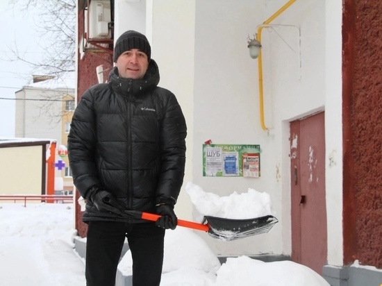 Мэр Рыбинска сам очистил свой двор от снега
