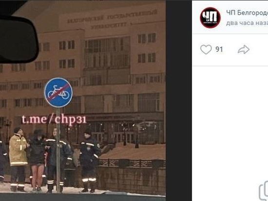 В Белгороде у здания БелГУ задержан кричащий парень без штанов