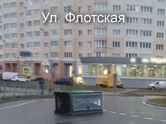 Сорванные таблички, поваленные светофоры, «летающая» туалетная кабинка: в Калининграде обнаружены последствия шторма «Надя»