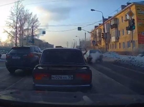 ГИБДД в Омске оштрафовала женщину-водителя на 5 тысяч рублей за выезд на встречную