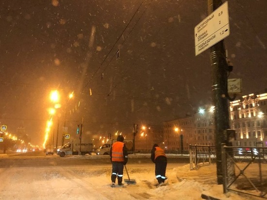 Автобусы временно изменили маршруты из-за нерасчищенного снега на дорогах Петербурга