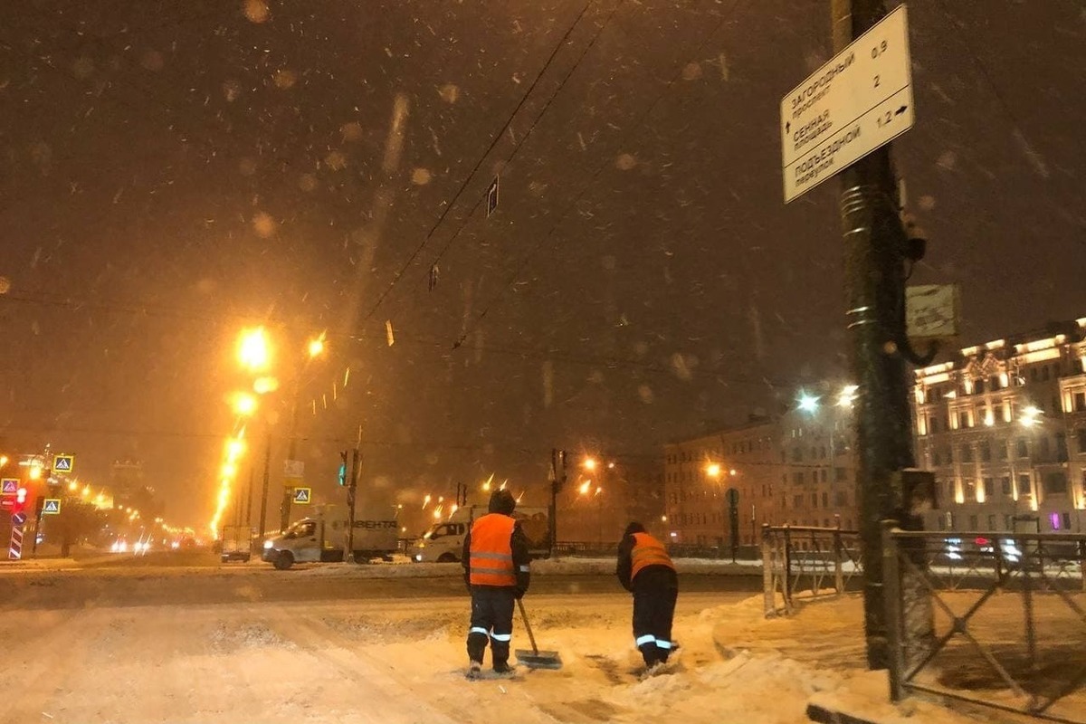 Метель в спб. Снегопад в Питер на дорогах. Снег в Петербурге. Метель в городе СПБ.