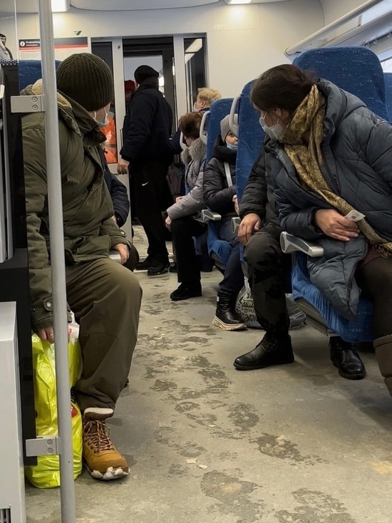 Пассажиры электрички между Москвой и Тверью устроили потасовку