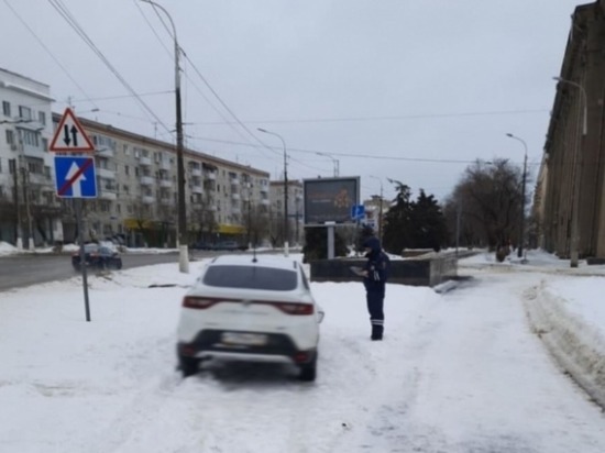 Иномарка влетела в остановку на площади Ленина в Волгограде 30 января