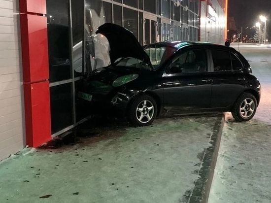 В Омске на Левобережье малолитражка въехала в торговый комплекс