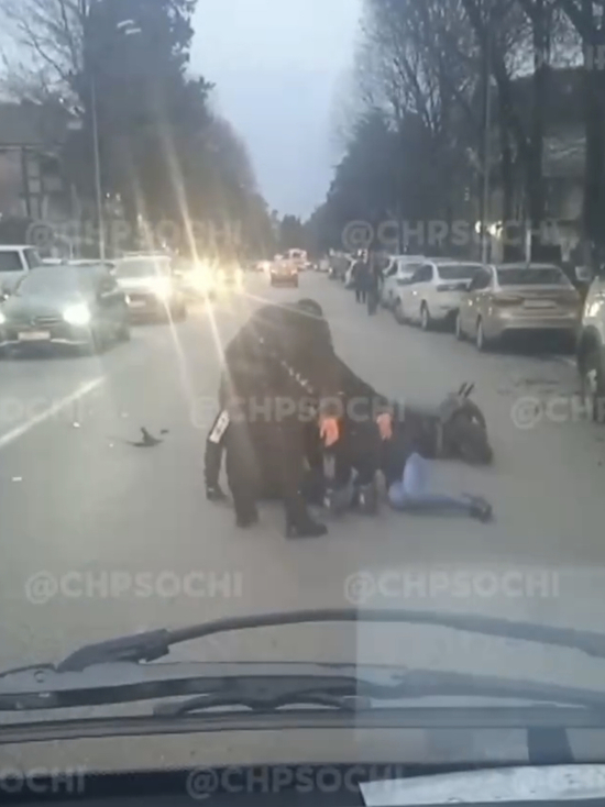 В Сочи автомобиль сбил водителя скутера