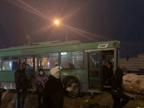 Троллейбус с пассажирами вылетел с дороги в Новосибирске