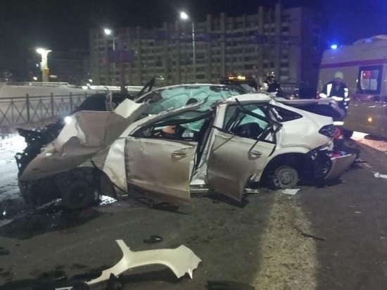 Один погиб и трое в больнице: водитель иномарки врезался в опору ЛЭП возле метромоста в Омске
