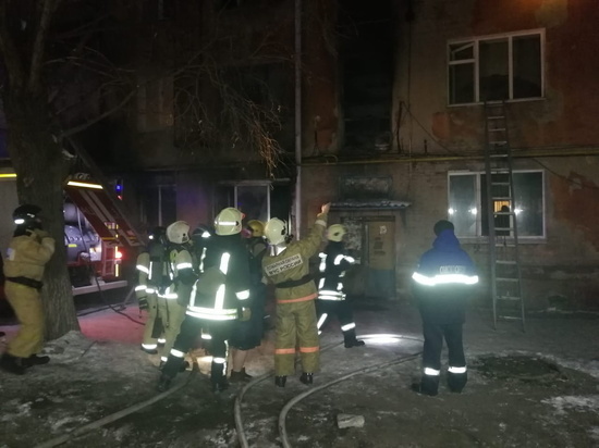 Пожарные спасли 35 человек из горящей пятиэтажки в Омске