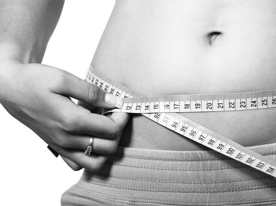 Диетолог назвала серьезные недуги, о которых говорит жир на животе