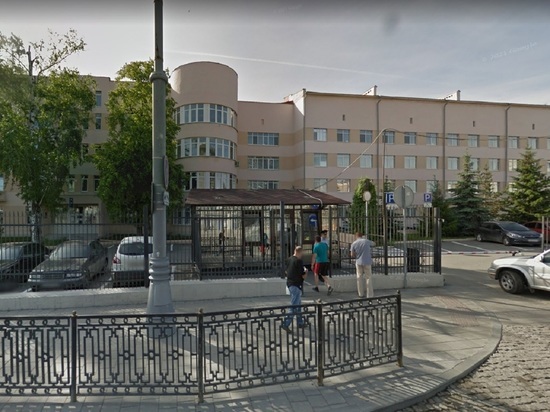 Очередь из полицейских образовалась перед поликлиникой в Екатеринбурге