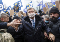 Интересный способ общения со следствием выбрал экс-президент Украины Петр Порошенко, обвиняемый в госизмене