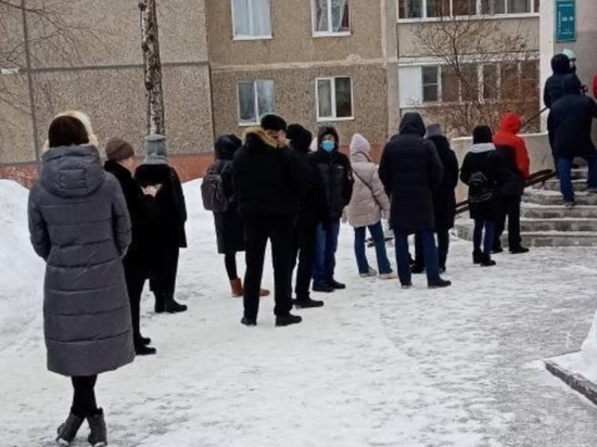 Перед поликлиниками городов Чувашии собрались большие очереди