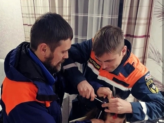 Сочинские спасатели с помощью слесарного аппарата достали волосы 9-летнего ребёнка из плойки
