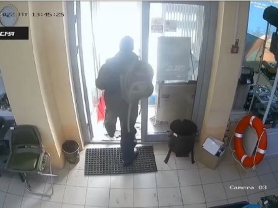 В Новосибирске мужчина украл рюкзак и сапоги из магазина во время примерки